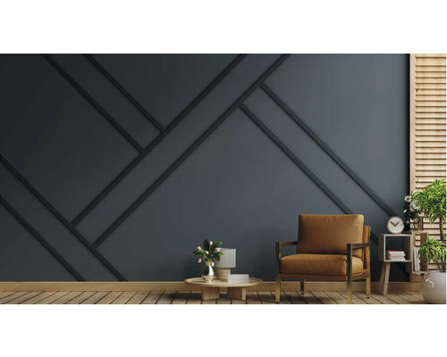 Wohnzimmer mit dunkelblauer Wandvertäfelung, Sessel und Dekorationen