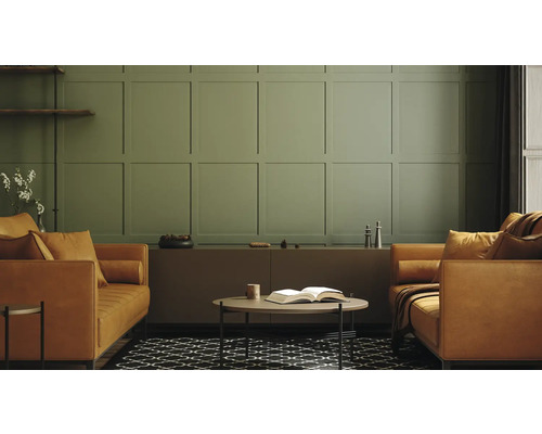 Wohnzimmer mit zwei Sofas, Couchtisch und dekorativer Wandverkleidung.