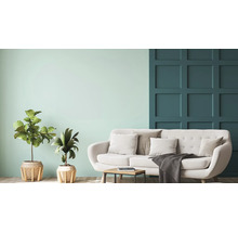 Wohnzimmer mit Sofa, Beistelltisch und Zimmerpflanzen