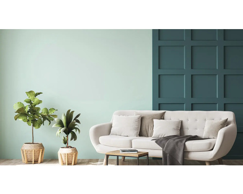 Wohnzimmer mit Sofa, Beistelltisch und Zimmerpflanzen