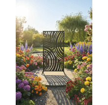 Dekorative Gartenszene mit einem schwarzen Sichtschutz mit Kreismuster inmitten bunter Blumen.