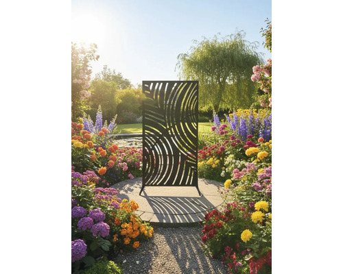 Dekorative Gartenszene mit einem schwarzen Sichtschutz mit Kreismuster inmitten bunter Blumen.