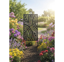 Dekorative Gartensichtschutzwand aus Metall mit modernem Muster in einem blühenden Garten.