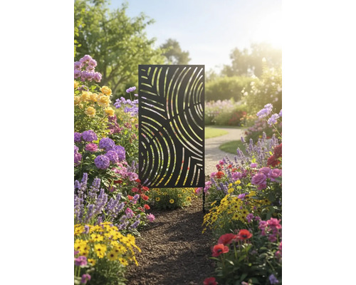 Dekorative Gartensichtschutzwand aus Metall mit modernem Muster in einem blühenden Garten.