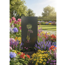 Dekorative Gartenstele mit Blumenmuster im Gartenbeet