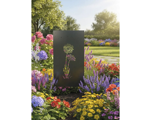 Dekorative Gartenstele mit Blumenmuster im Gartenbeet