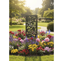 Dekorativer Gartenstecker mit Baumdesign in einem blühenden Blumenbeet.