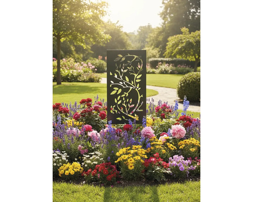 Dekorativer Gartenstecker mit Baumdesign in einem blühenden Blumenbeet.