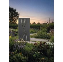 Garten mit dekorativem Sichtschutz aus Metall mit Aussparungen