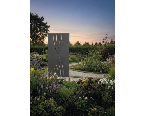 Garten mit dekorativem Sichtschutz aus Metall mit Aussparungen