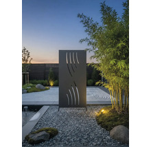 Dekorativer Sichtschutz aus Metall mit Muster in einem zen-artigen Garten