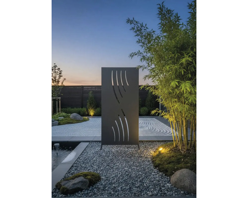 Dekorativer Sichtschutz aus Metall mit Muster in einem zen-artigen Garten