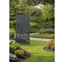 Dekorative Sichtschutzwand aus Metall im Garten mit organischen Aussparungen