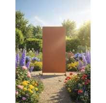 Freistehender Sichtschutz aus Metall im Garten zwischen Blumenbeeten