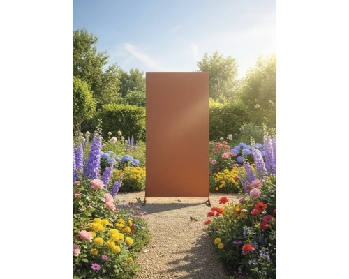 Freistehender Sichtschutz aus Metall im Garten zwischen Blumenbeeten