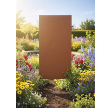 Dekorative Sichtschutzwand aus Metall im Blumengarten