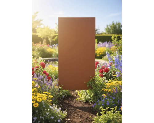 Dekorative Sichtschutzwand aus Metall im Blumengarten