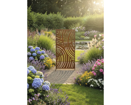 Dekorativer Sichtschutz aus Metall mit geschwungenem Muster in einem blühenden Garten