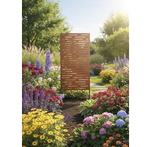 Dekorativer Sichtschutz aus Metall im Garten mit Blumenbeet