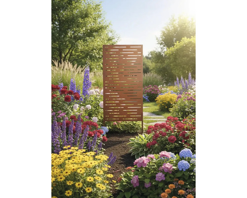 Dekorativer Sichtschutz aus Metall im Garten mit Blumenbeet