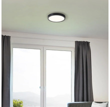 Deckenleuchte in einem hellen Raum