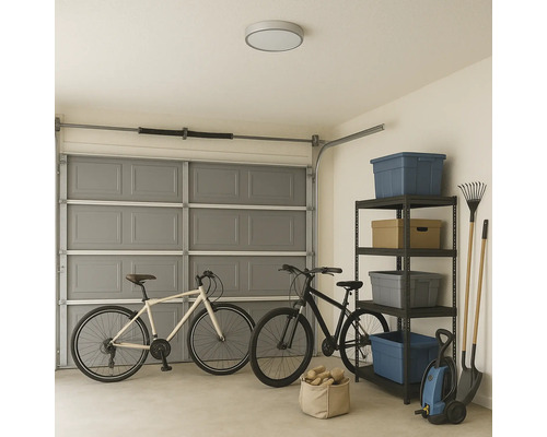Garage mit Fahrrädern, Regalen, Aufbewahrungsboxen und Gartengeräten.