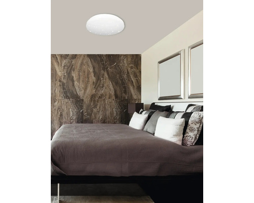 Schlafzimmer mit Deckenleuchte