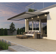 Terrasse mit ausfahrbarer Markise, Sofa und Tisch