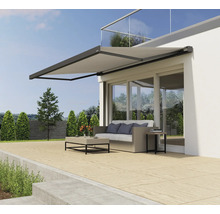 Terrasse mit Markise, Sitzgruppe und Glasgeländer