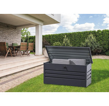 Geöffnete Gerätebox aus Metall zur Aufbewahrung von Gartenmöbelauflagen im Garten