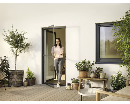 Terrasse mit Terrassentür, Fenster und Pflanzen in Töpfen