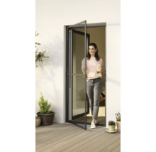 Frau betritt Terrasse durch Drehtür mit Insektenschutzgitter.