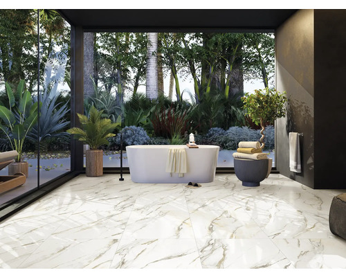 Helles Badezimmer mit freistehender Badewanne, Pflanzen und Fliesen in Marmoroptik
