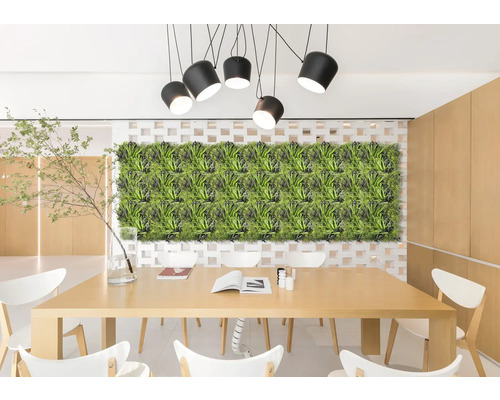 Dekoratives Zimmer mit künstlicher Pflanzenwand, Esstisch und Pendelleuchten