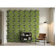 Helles Wohnzimmer mit Pflanzenwand, Bücherregal, Sessel und Stehlampe