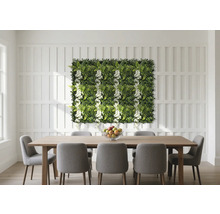 Esszimmer mit Esstisch, Stühlen und Pflanzenwand