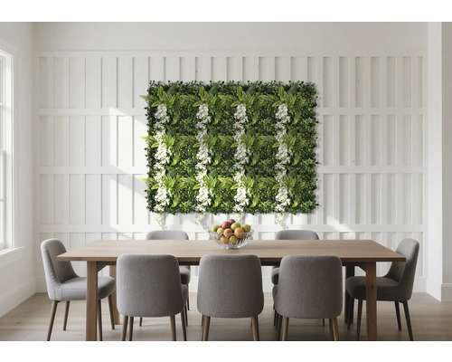 Esszimmer mit Esstisch, Stühlen und Pflanzenwand