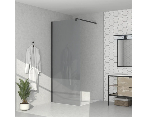 Modernes Badezimmer mit Duschwand und Waschtisch