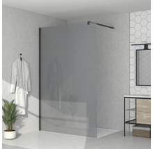 Badezimmer mit Duschwand, Waschtisch und Dekorationen für eine helle und organisierte Atmosphäre.