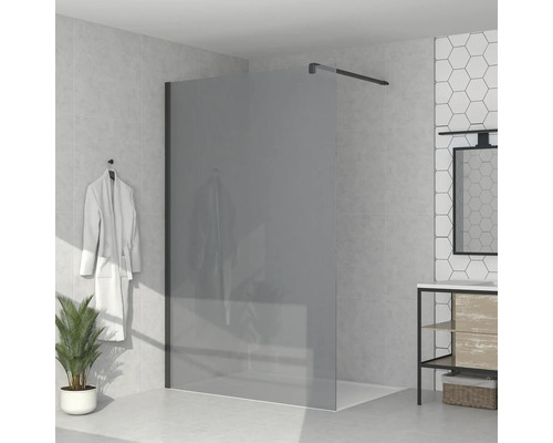 Badezimmer mit Duschwand, Waschtisch und Dekorationen für eine helle und organisierte Atmosphäre.