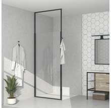 Modernes Badezimmer mit ebenerdiger Dusche, Waschtisch und dekorativen Elementen für ein stilvolles Ambiente.