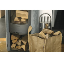 Kaminofen mit Brennholz und Holzkorb