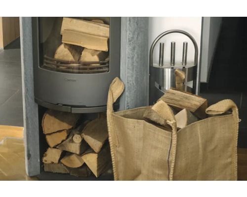 Kaminofen mit Brennholz und Holzkorb