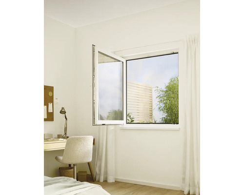 Einrichtung eines Arbeitszimmers mit Dreh-Kipp-Fenster und Blick ins Grüne