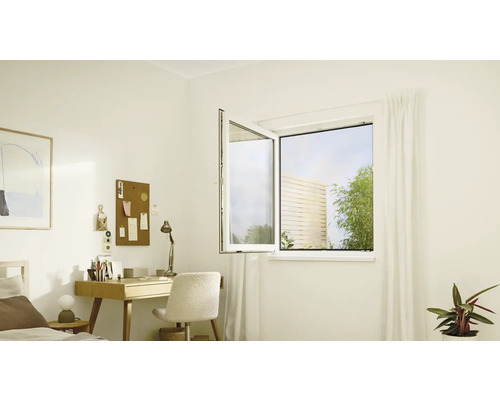 Helles Zimmer mit Kippfenster, Schreibtisch und Dekoration