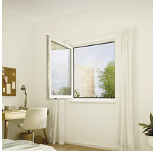 Helles Zimmer mit einem geöffneten Drehkippfenster und Blick auf den Garten