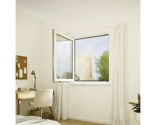 Helles Zimmer mit einem geöffneten Drehkippfenster und Blick auf den Garten