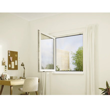 Raumansicht mit geöffnetem Fenster, Gardine und Schreibtisch