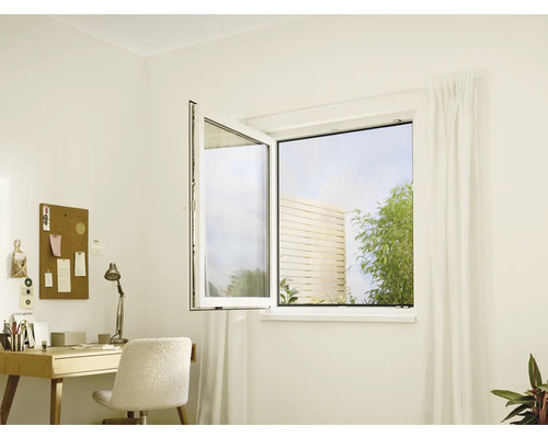 Raumansicht mit geöffnetem Fenster, Gardine und Schreibtisch