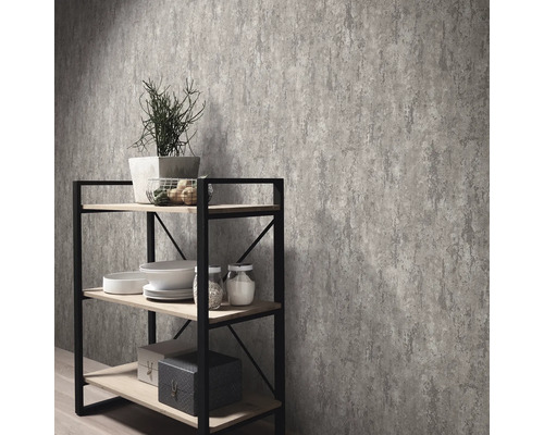 Wandgestaltung mit grauer Strukturtapete und Regal